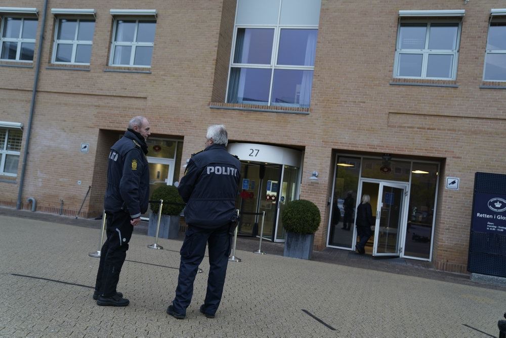 to politifolk står udenfor retten i Glostrup
