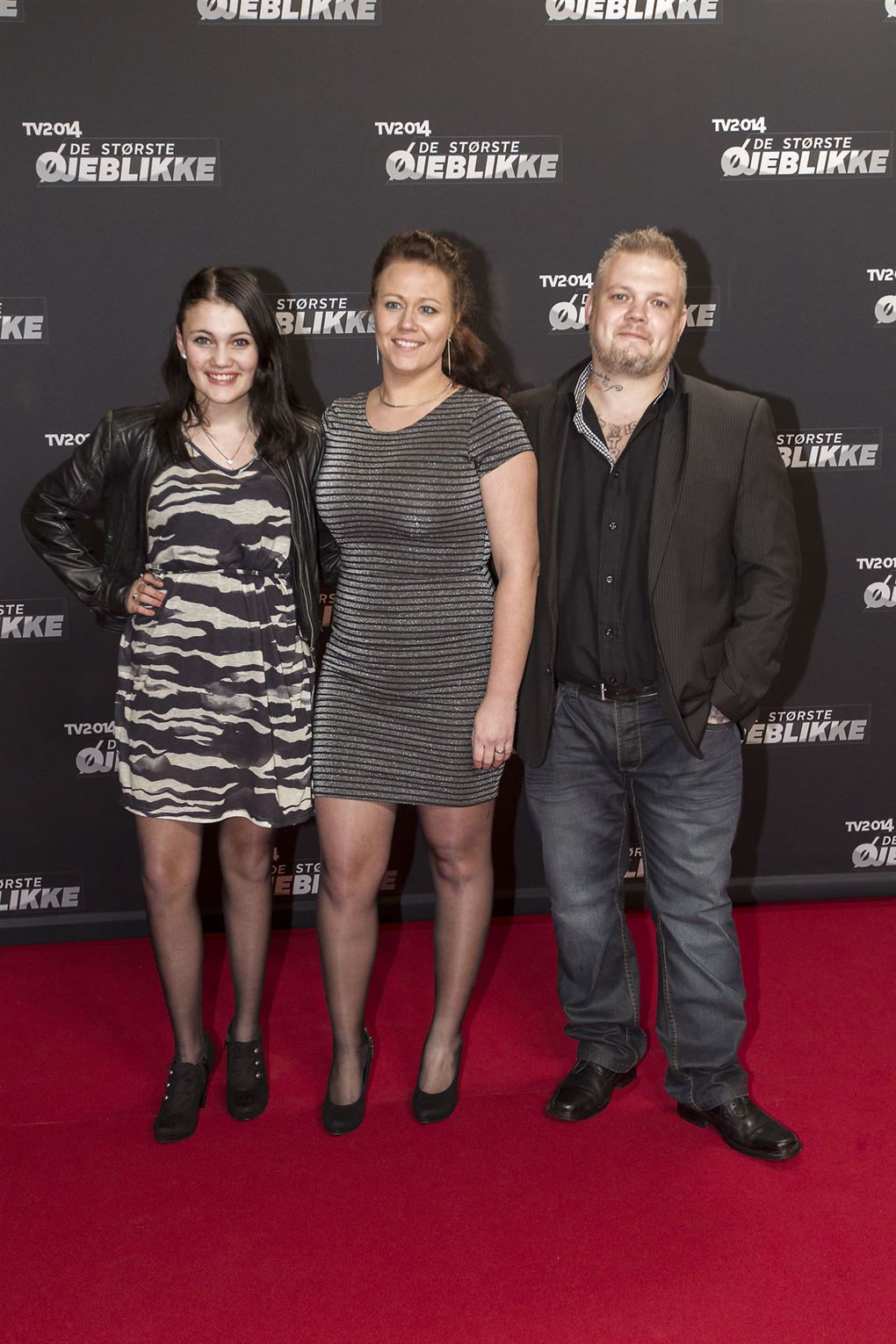 Stephanie til en premiere sammen med sin far Christian og en ukendt kvinde, der står i midten af dem 