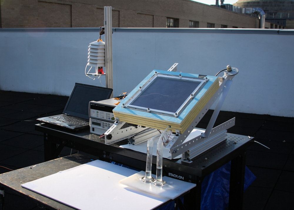 Maskinen som kan lave luft om til drikkevand består blandt andet af en computer, en skræm af en art og to små regensglas som er forbundet til skærmen.