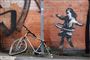 gademaleri med pige af Banksy