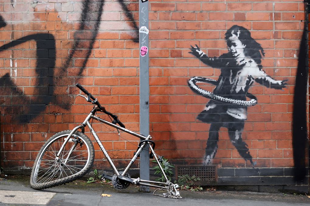 gademaleri med pige af Banksy
