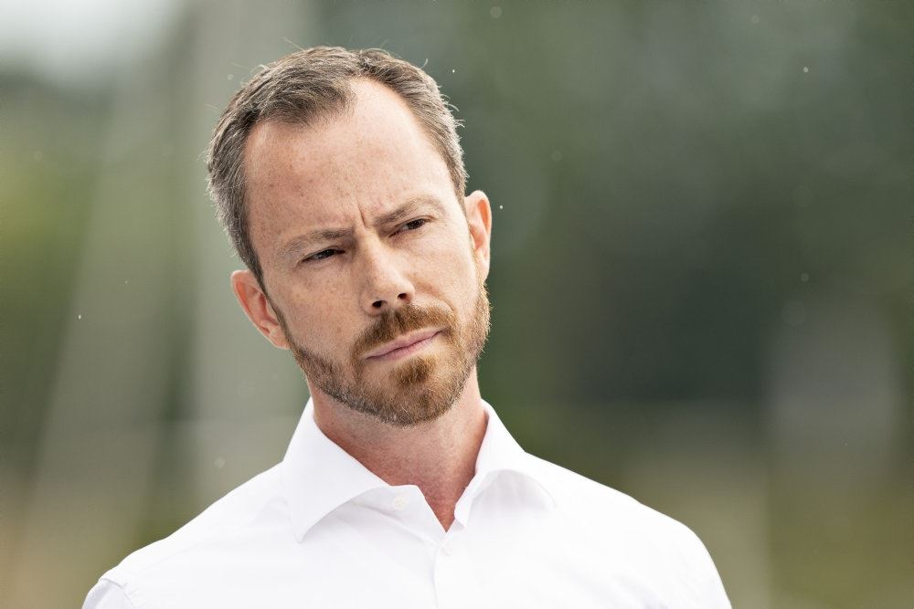 Formand Jakob Ellemann-Jensen i hvid skjorte