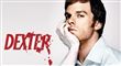 En mand kigger ud på kameraet, mens et blodigt Dexter står skrevet bagved