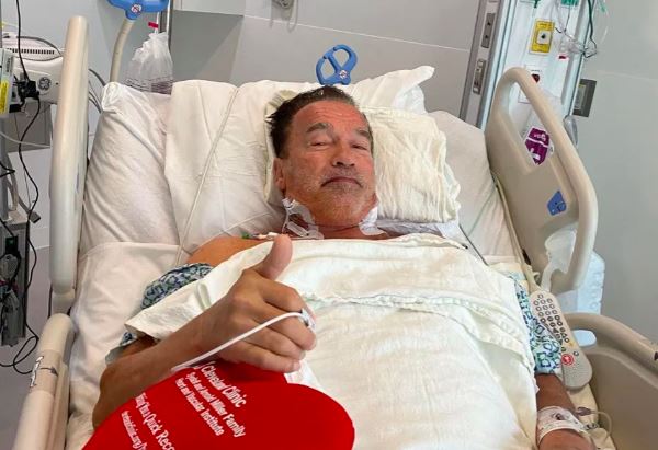 Arnold Schwarzenegger i hospitalssengen