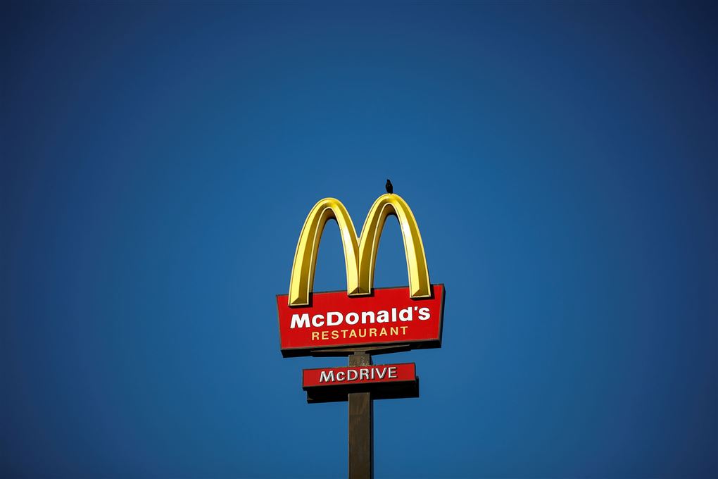 McDonald's skilt på blå baggrund