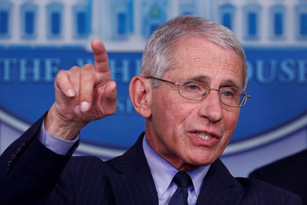 Anthony Fauci peger under pressemøde i det hvide hus i Washington 