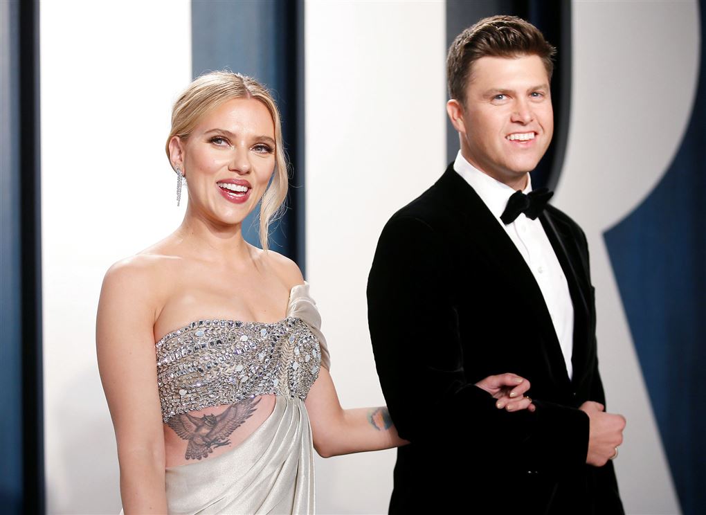 skuespilleren Scarlett Johansson og komikeren Colin Jost i gallatøj