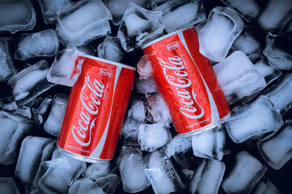To coladåser lagt på isklumper