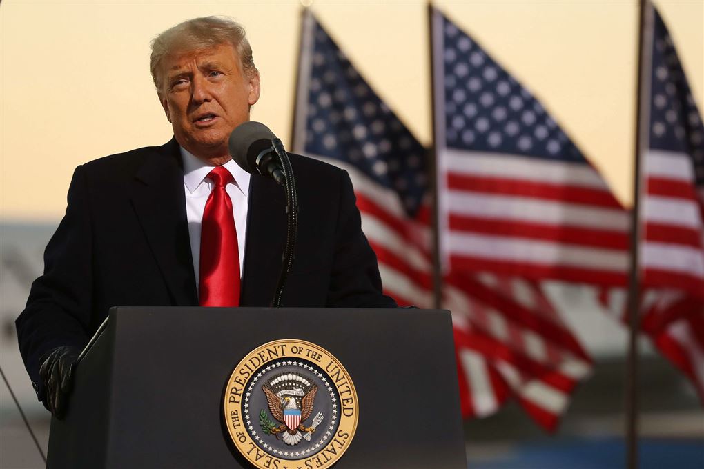 Trump på talerstolen med amerikanske flag i baggrunden