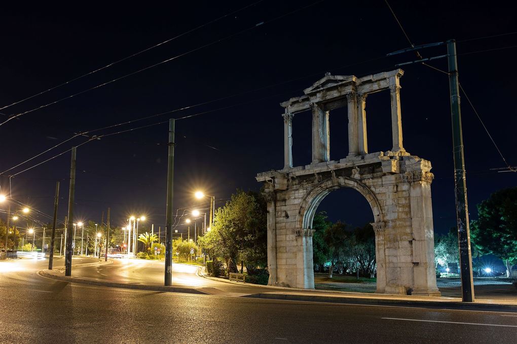 En tom mørk gade med en ruin i Grækenland
