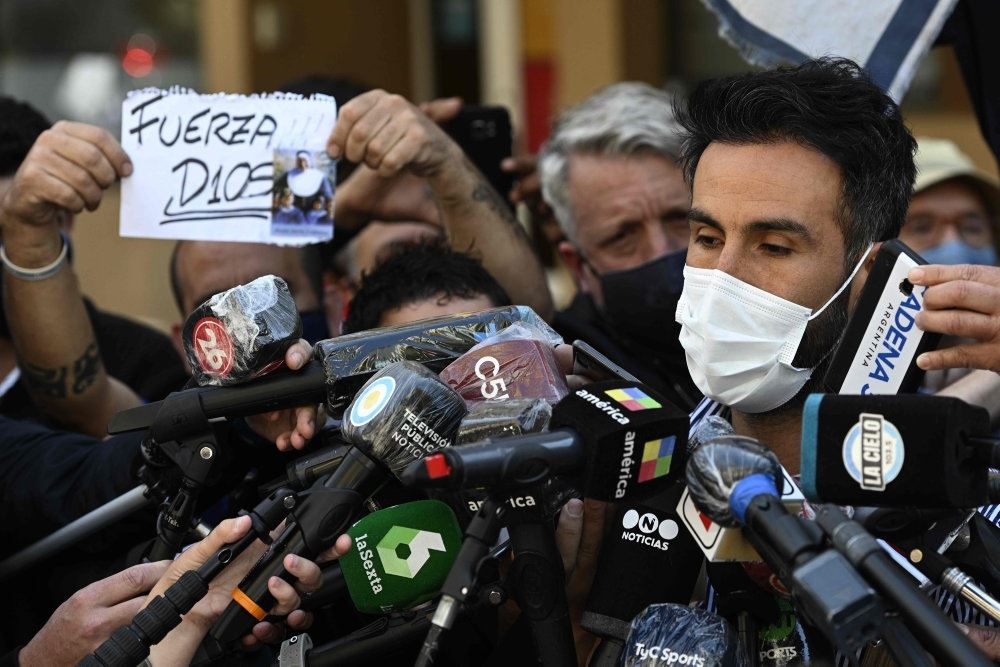 Maradonas læge på pressemøde