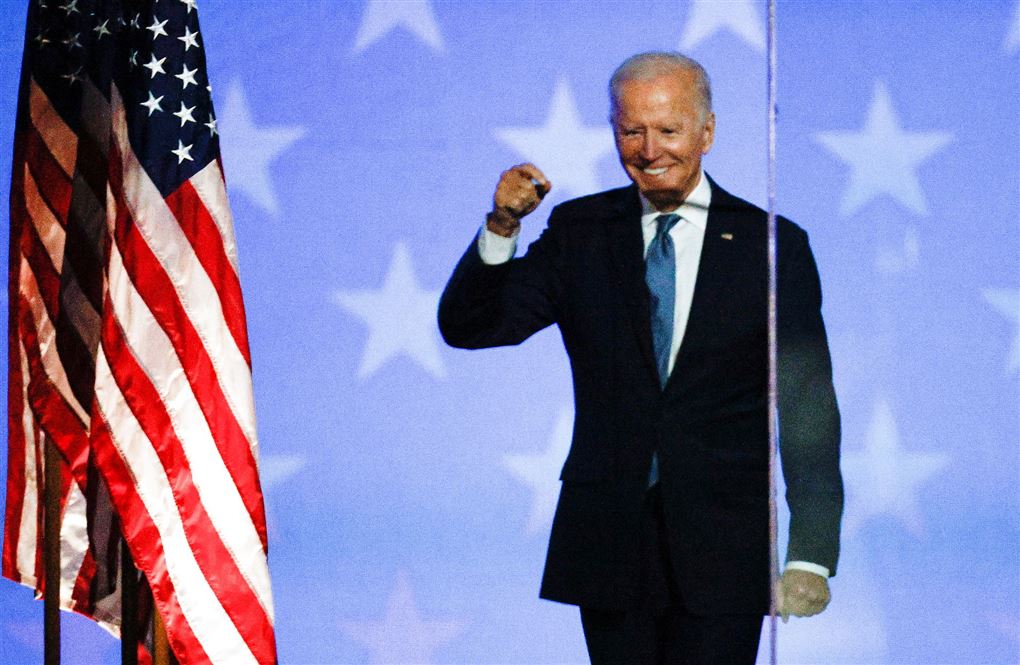 Joe Biden knytter næven og smiler 