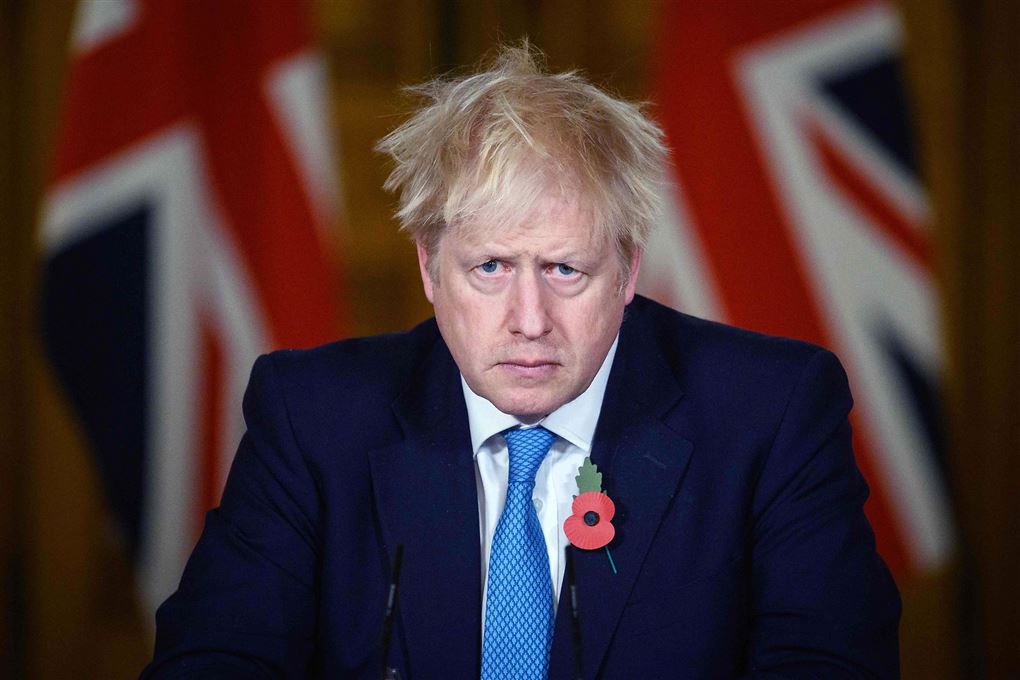 den engelske premierminister Boris Johnsen stirrer ind i kameraet med sammenbidt udtryk