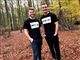 to mænd i sort tøj med firmalogo står i skov 