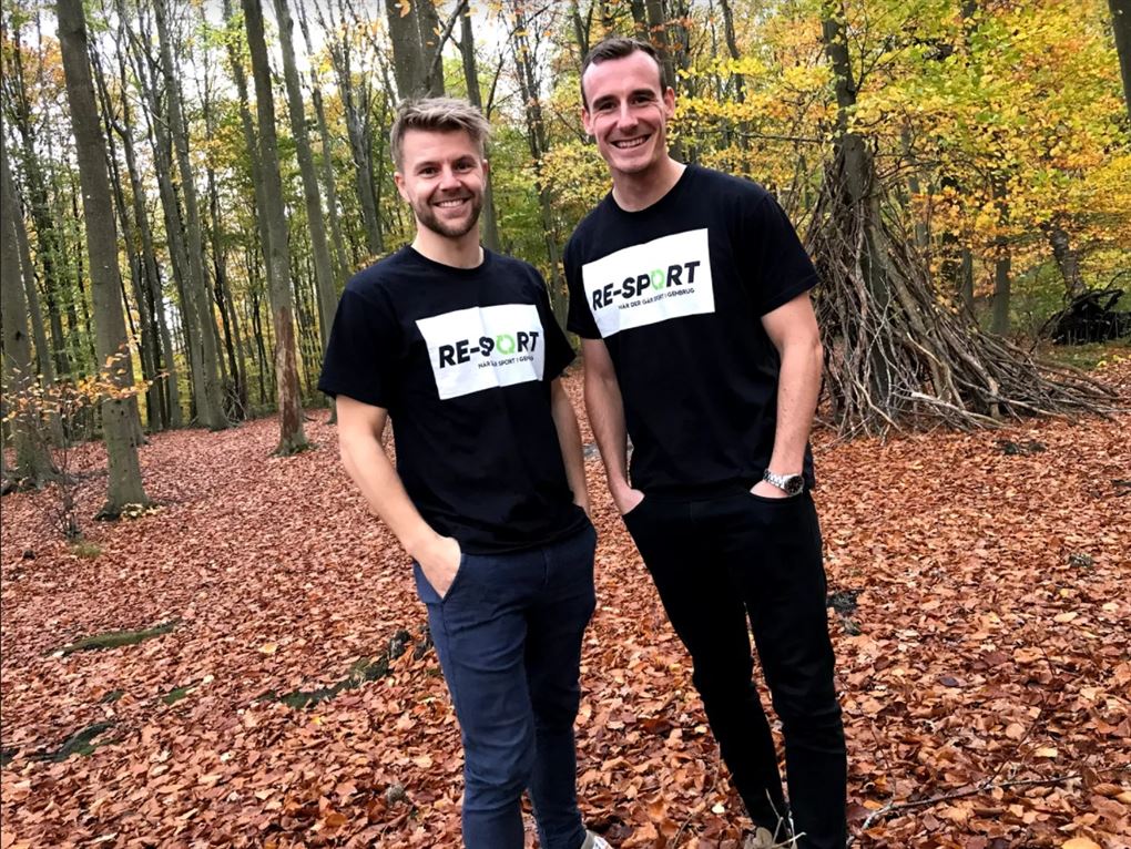 to mænd i sort tøj med firmalogo står i skov 