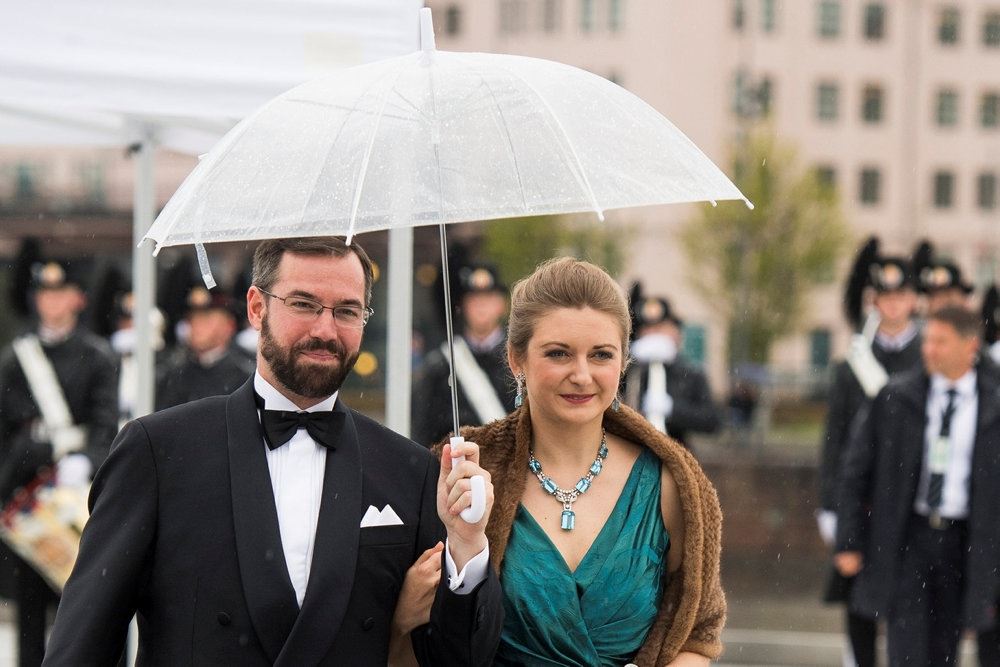 arvestorhertug Guillaume med hustru under paraply