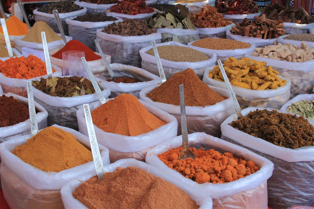 Et marked med forskellige farverige krydderrier. 