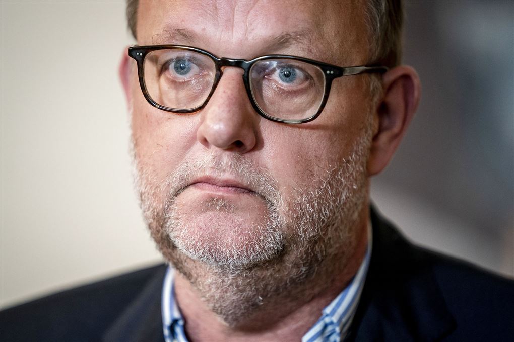 Nærbillede af Lars Christian Lilleholt. Han ser trist ud og bærer briller. 