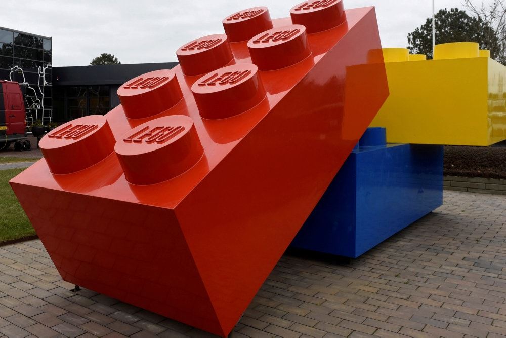 Nogle store Legoklodser foran hovedkvarteret i Billund