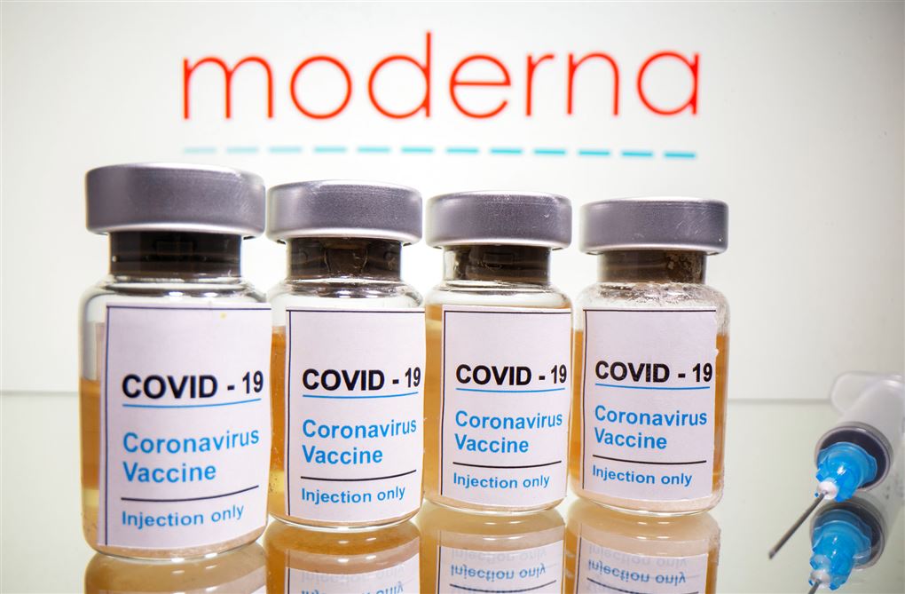 fire doser med coronavaccine foran et skilt med skriften Moderna