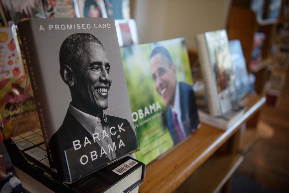 Billede af Baracks selvbiografi på hylden