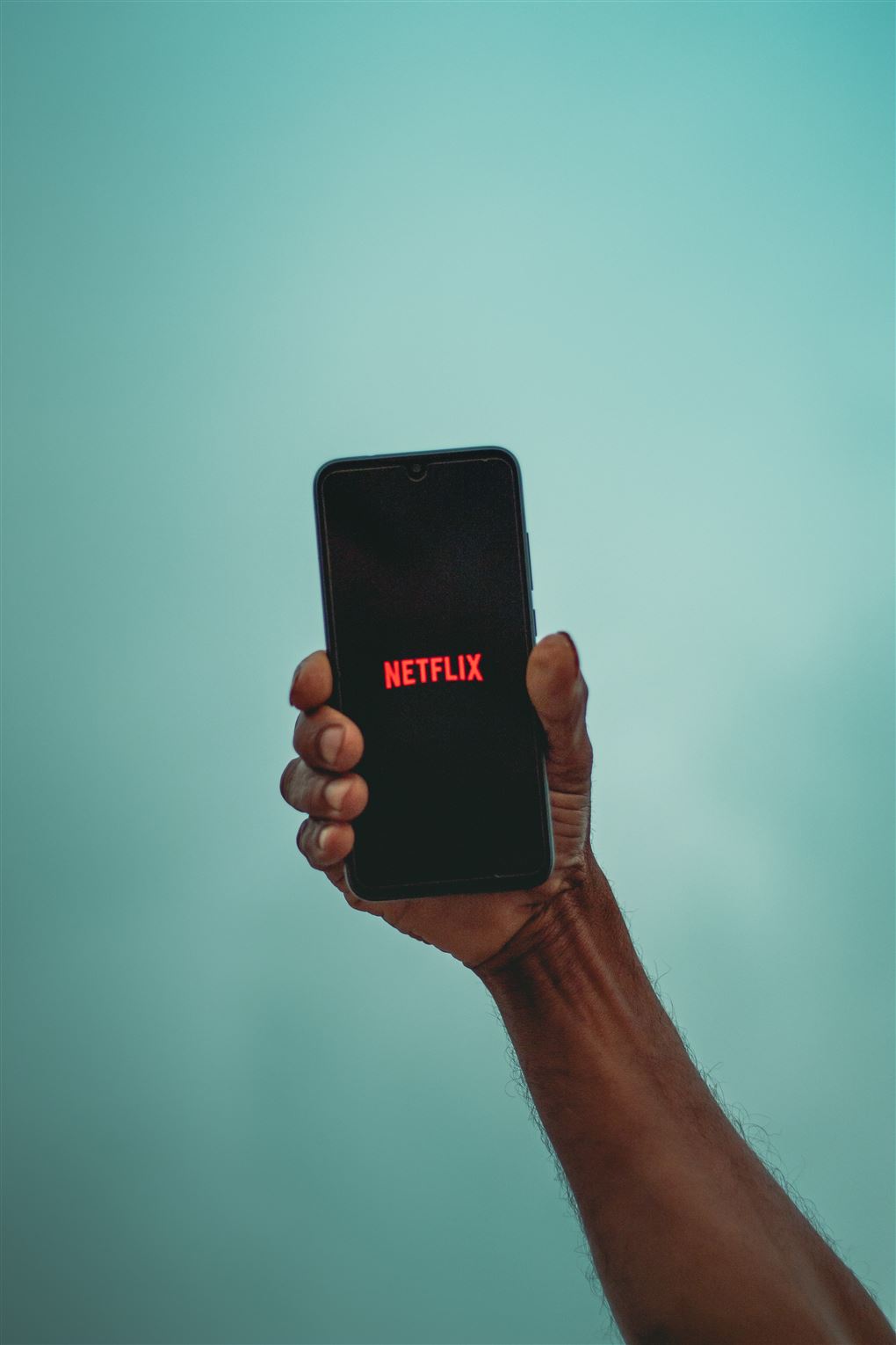 En smartphone med Netflix-logo på skærmen