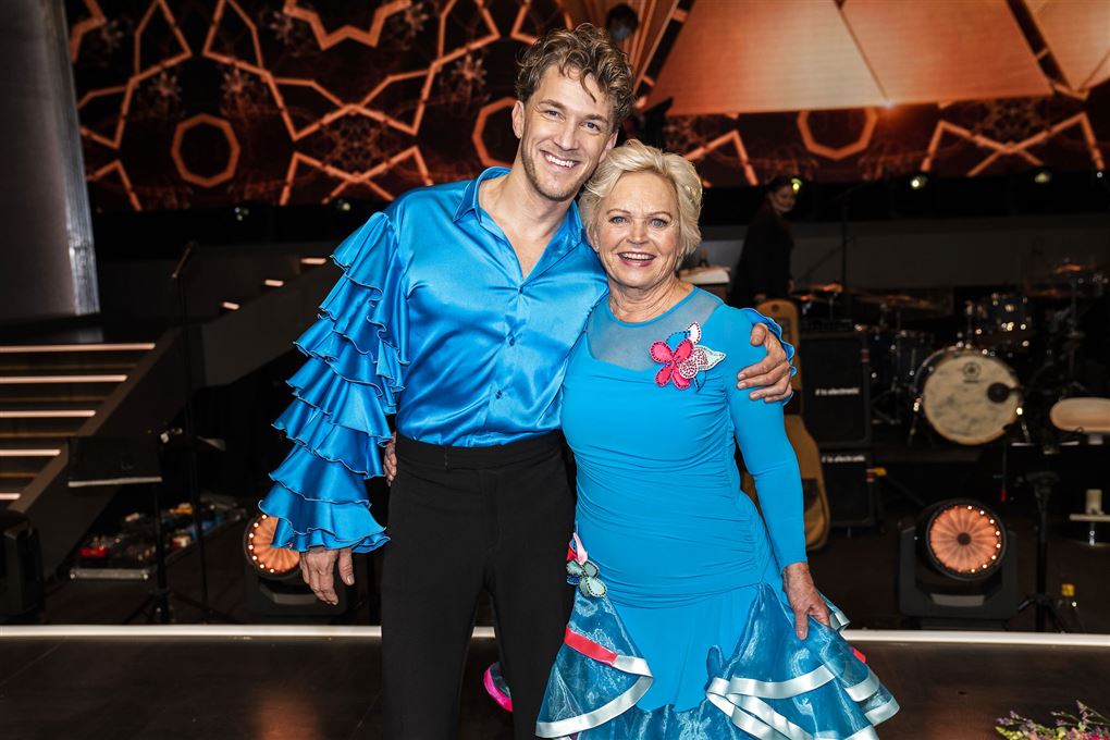 Danseren Michael Olesen og med dansepartner Hilda Heick er klædt i blåt