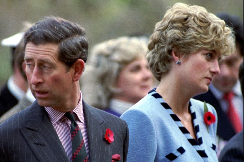 Prins charles og Diana kigger hver sin vej