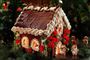 Et stort kagehus med juledekoration