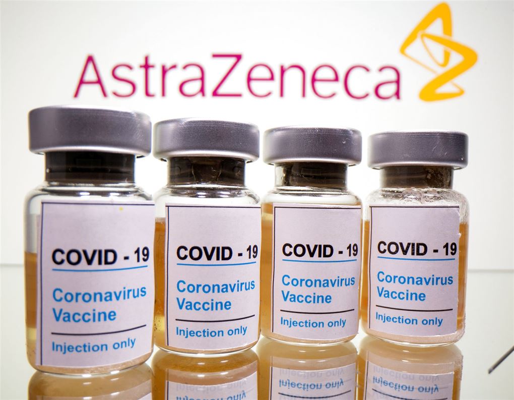 fire glas med coronavaccine foran logoet fra AstraZeneca