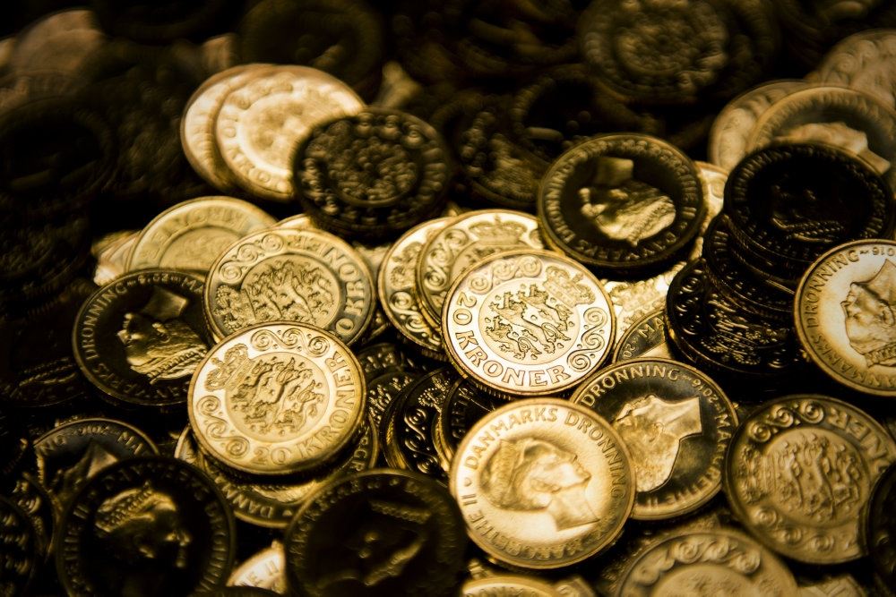 en bunke af skinnende mønter
