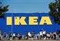 IKEA-varehus med stort IKEA-logo set udefra 