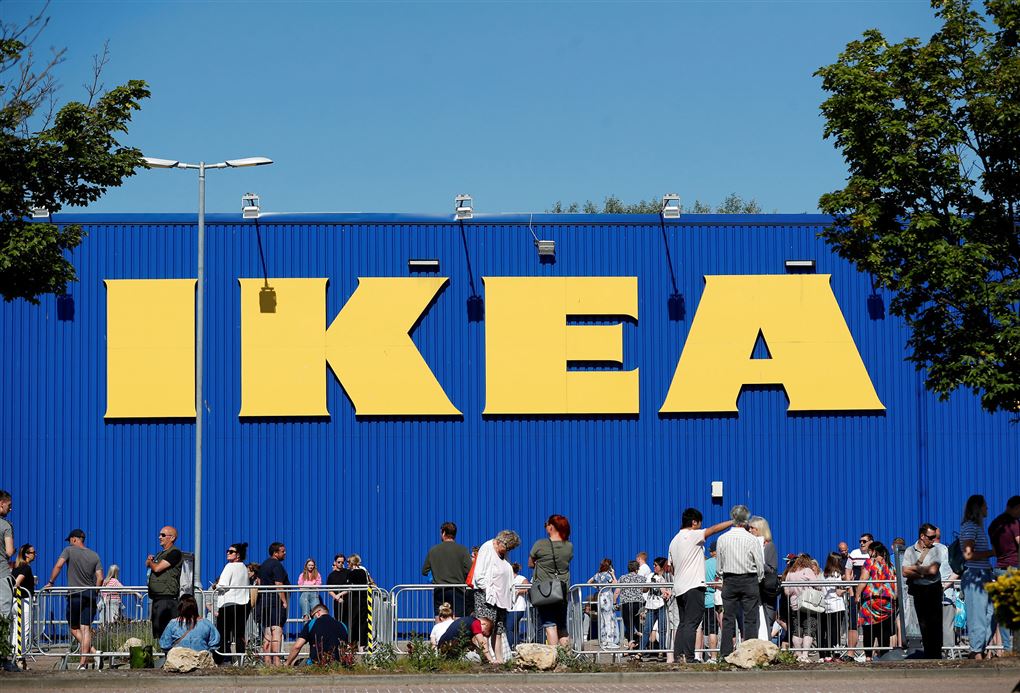 IKEA-varehus med stort IKEA-logo set udefra 