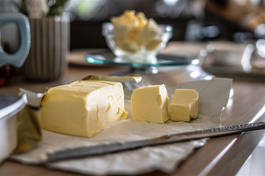 smør og kniv på tallerken