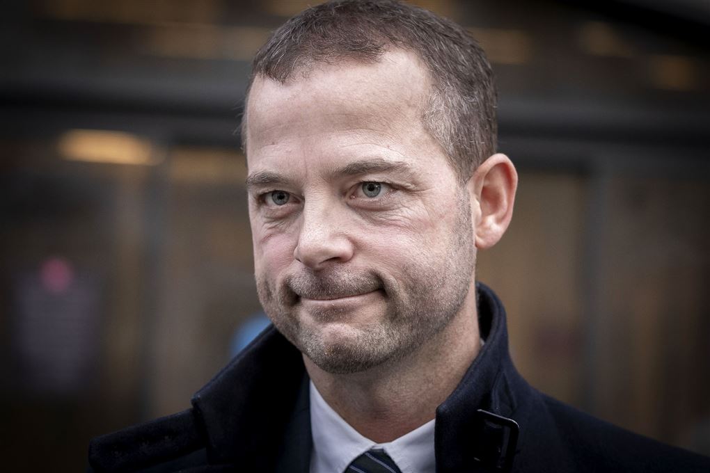 Morten Østergaard iført jakke foran retten på frederiksberg