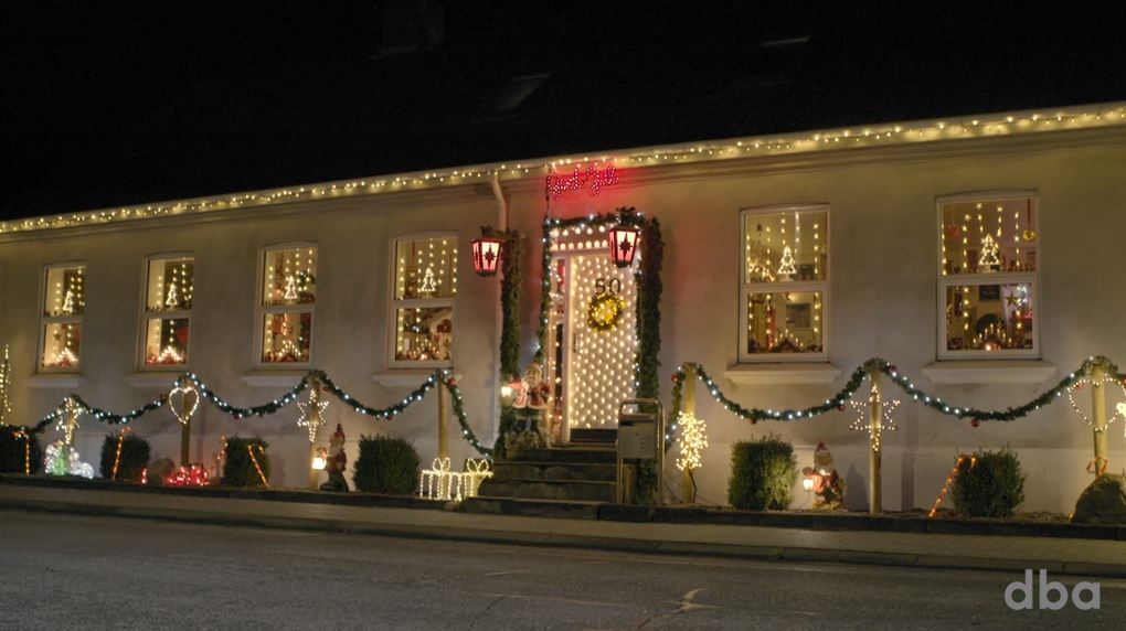 En facade fyldt med elektriske julelys.