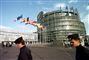 to betjente går foran europaparlamentet i Bruxelles