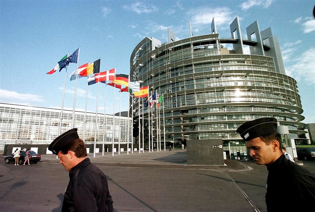 to betjente går foran europaparlamentet i Bruxelles
