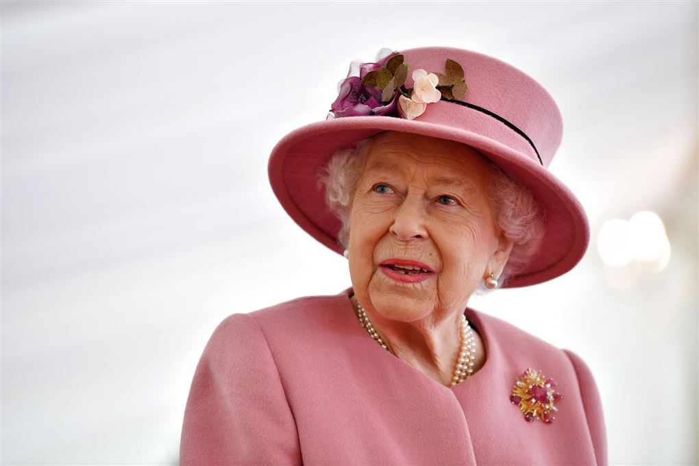 dronning elizabeth med pink kjole og hat
