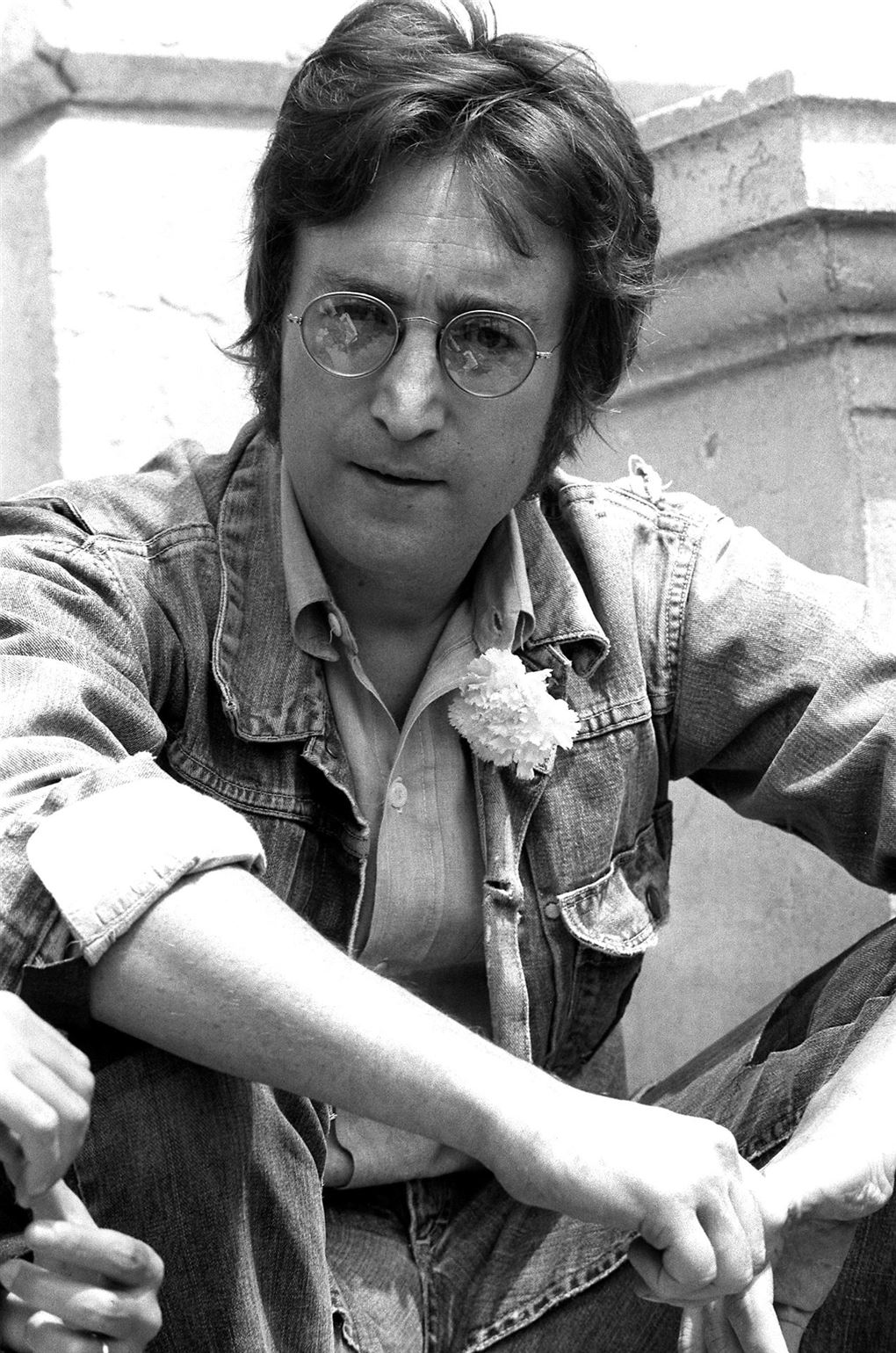 Sort-hvidt billede af John Lennon