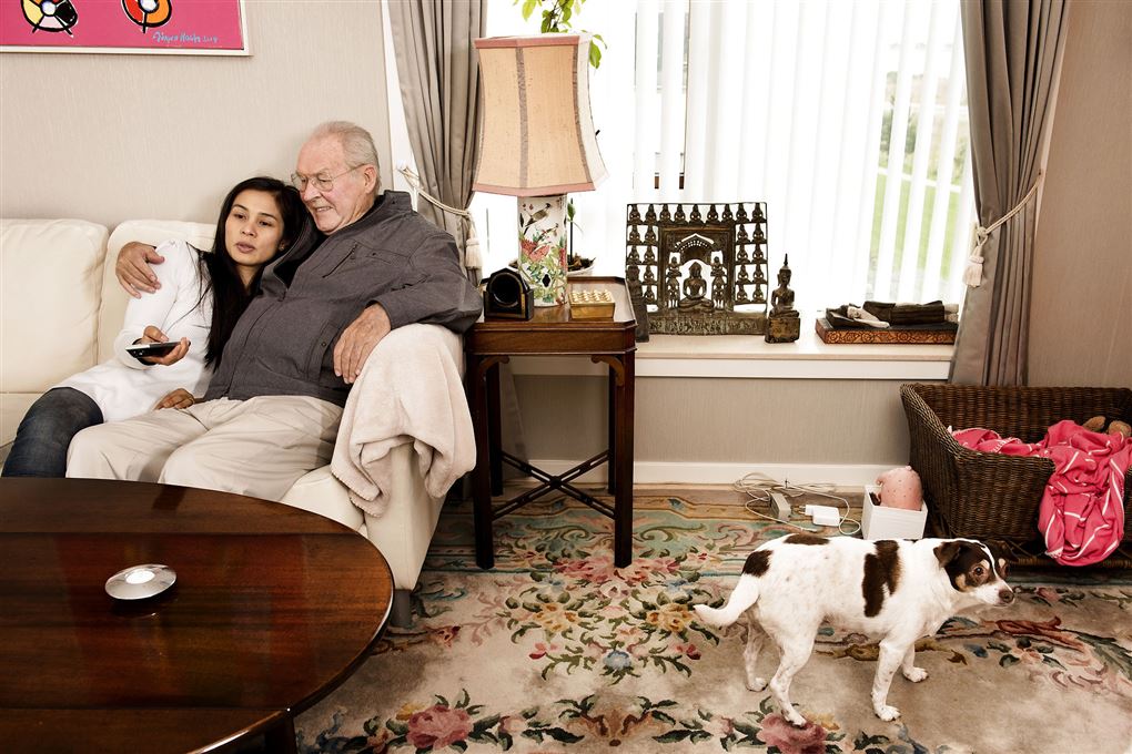 Klaus Pagh i en sofa med sin thailandske kone