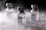 Tre små flasker med Covid-19 vaccine skrevet på