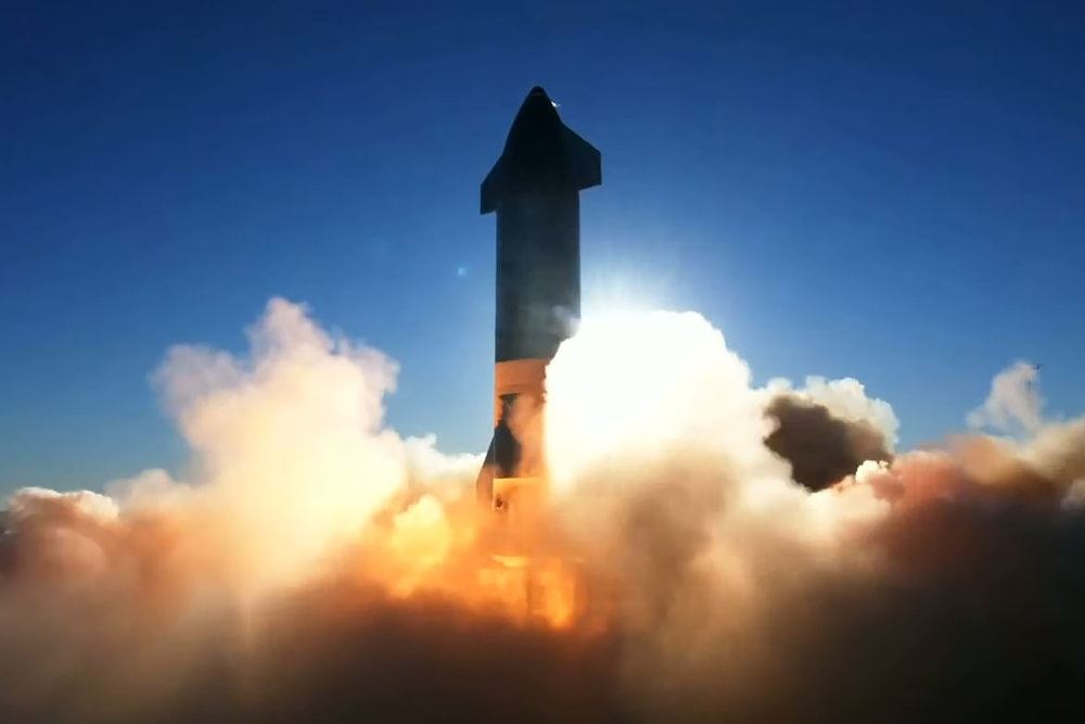 En raket der er ved at lette med masser af ild under og støv omkrong sig.