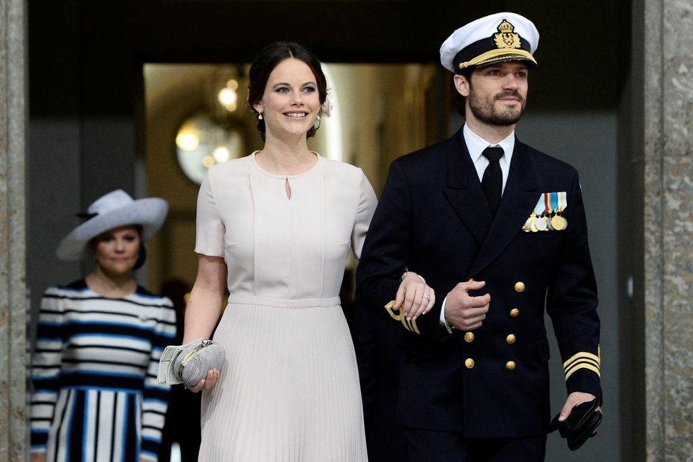 Prinsesse Sofia og prins carl philip af sverige står med hinanden i armen