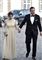 En smuk kvinde i lang lys kjole og en mand i mørkt jakkesæt på Amalienborg Slotsplads.