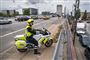 en motorcykelbetjent holder på fortovet på Langebro