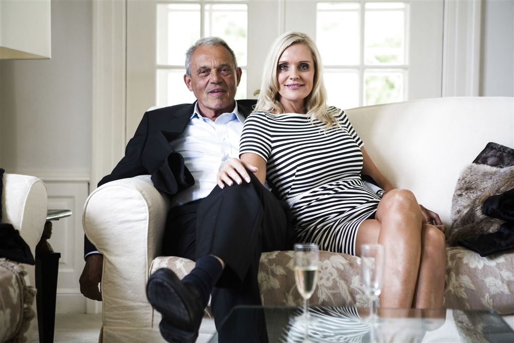 Karsten og Janni Ree i en sofa i deres hjem.