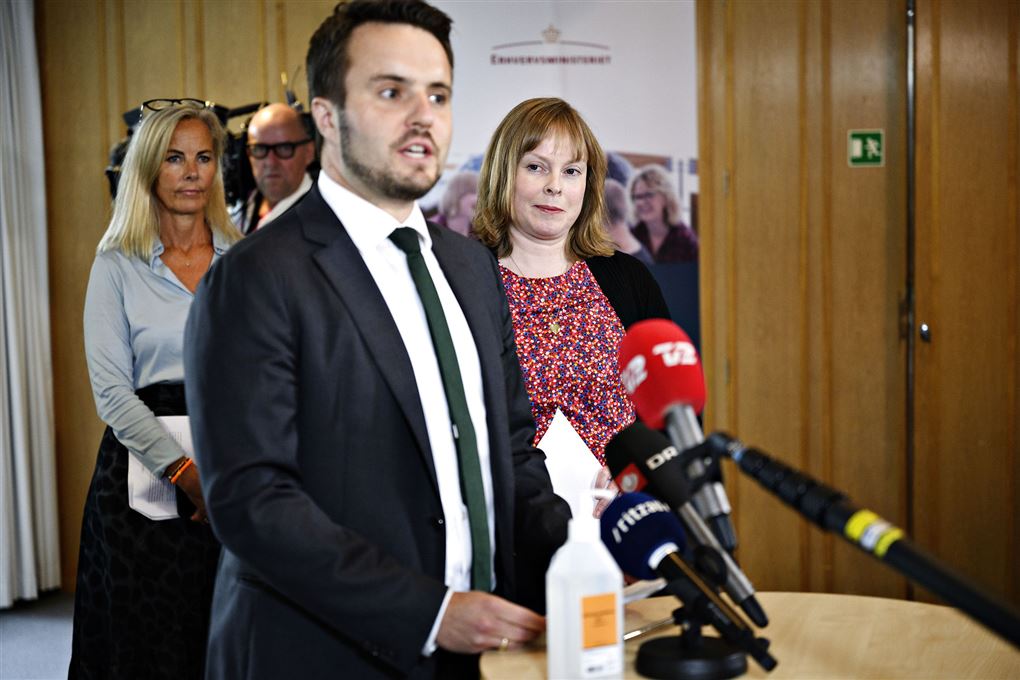 Erhvervsminister Simon Kollerup og kulturminister Joy Mogensen efter en forhandling og foran nogle mikrofoner
