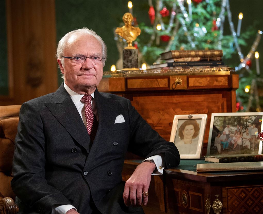 sveriges kong Carl Gustaf sidder i jakkesæt og slips