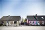 Nogle små byhuse i en forladt by et sted i Danmark